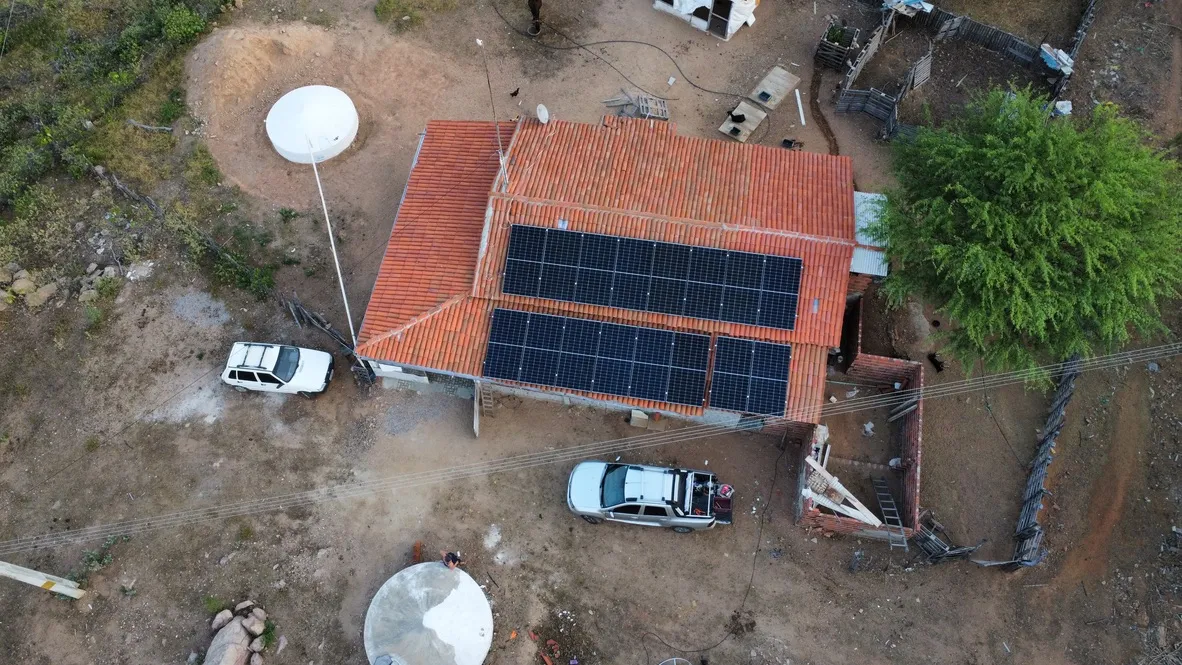 Usina solar na área rural de Lajes, RN